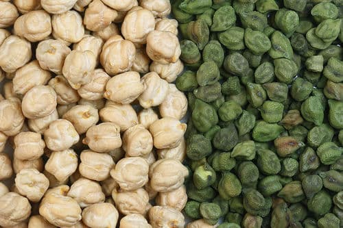 Desi chickpeas next to kabuli chickpeas