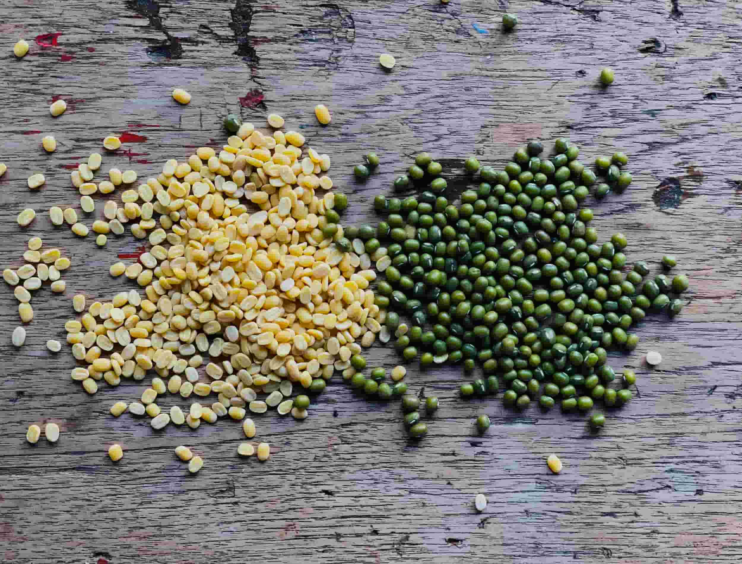 Whole green mung beans and split yellow mung dal