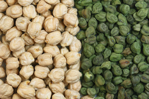 Desi chickpeas next to kabuli chickpeas